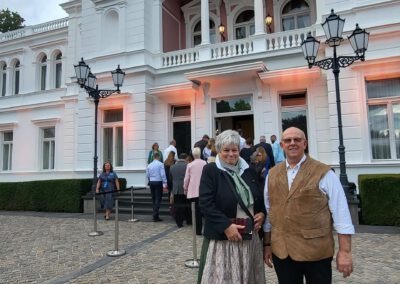 Ramona Schumacher und Heinz Wamser vor der Villa Hammerschmidt. Foto: privat