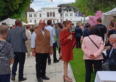 Heinz Wamser vor der Villa Hammerschmidt, Bonn. Foto: privat