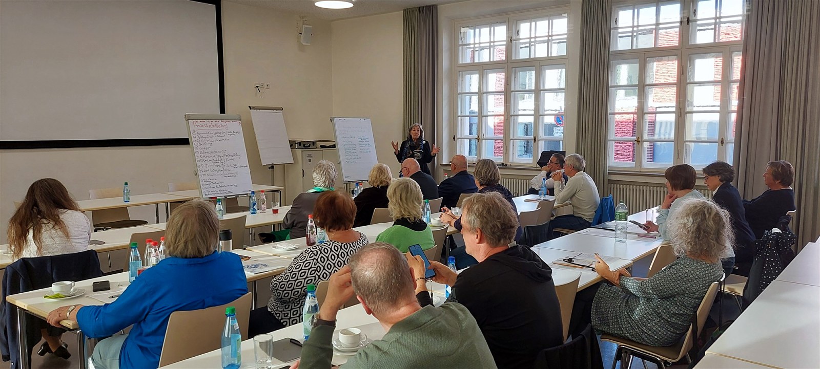Teilnehmende im Workshop beim gemeinsamen Erarbeiten von Ideen für die Zusammenarbeit