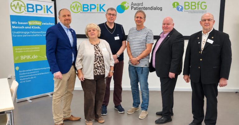 Gruppenbild vor dem BPiK-Roll-up mit Hajo Neu, Birgit Hagen, Carsten Dummann, Thomas Zecho, Detlef Schliffke und Heinz Wamser