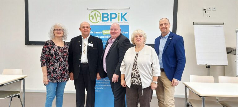 Gruppenbild vor dem BPiK-Roll-up mit Birgit Mangold, Heinz Wamser, Detlef Schliffke, Birgit Hagen und Hajo Neu bei der Mitgliederversammlung